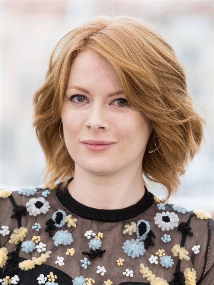 Emily Beecham-samanta_26