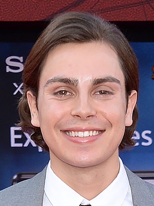 Jake T. Austin-axel_hot05
