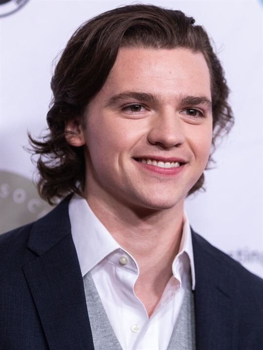 Joel Courtney-hairypussy_bigtits0