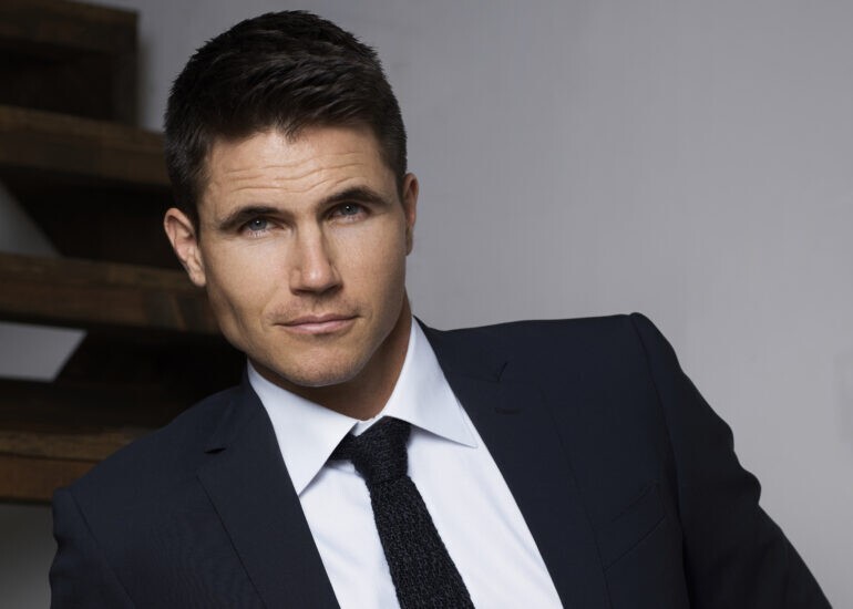 Robbie Amell